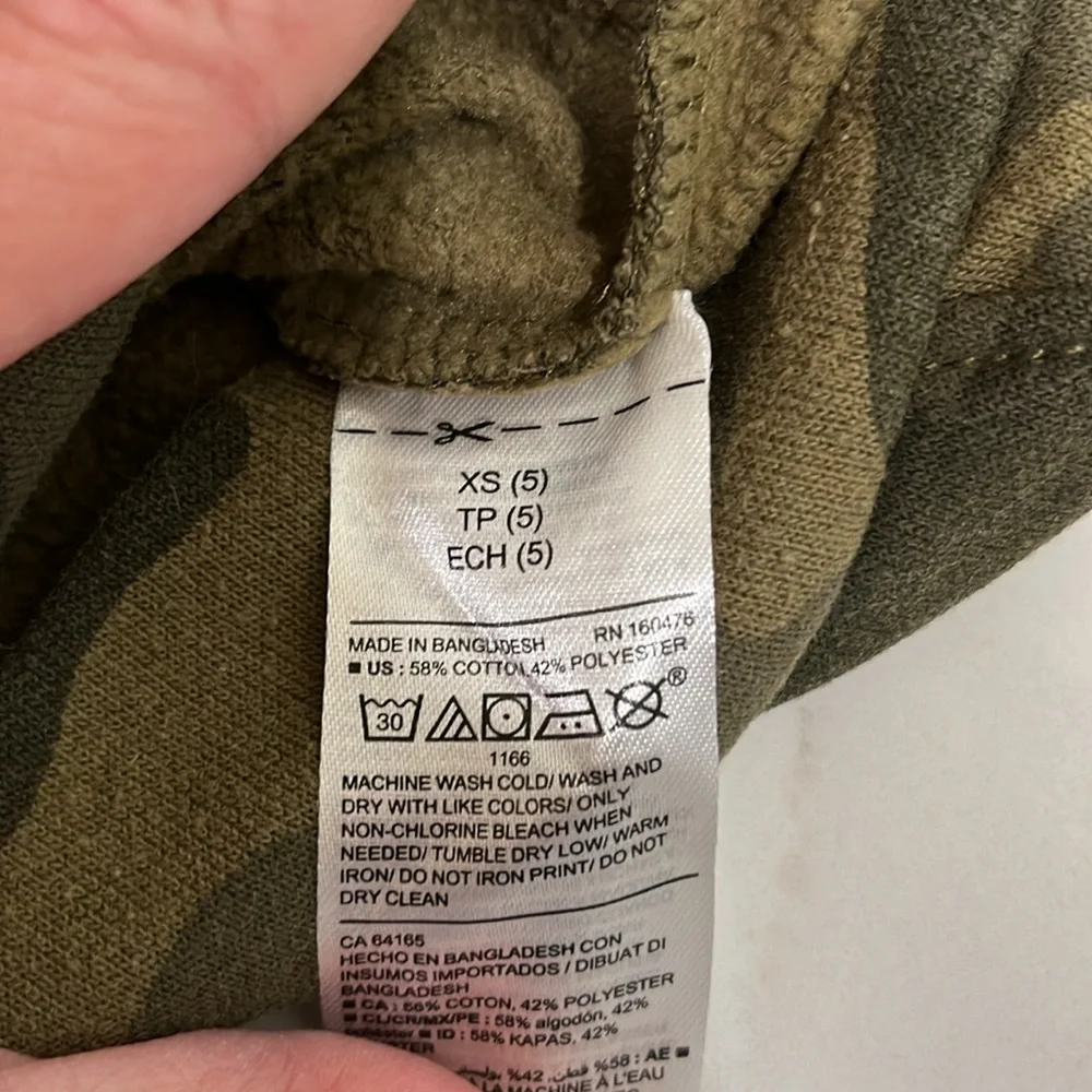🎉Host Pick🎉 Old Navy camo sweatshirt
